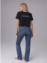 Crop top negro de manga corta con estampado de la palabra 'CRUDA' en la espalda.