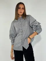Camisa gris con cuello mao, mangas largas abullonadas y puños elastizados.