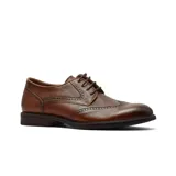 Zapato de vestir tipo brogue de cuero marrón, con cordones y suela de taco bajo.
