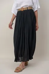 Pollera larga de color marrón, confeccionada en tela liviana con textura sutil y diseño plisado. Incluye un cinto rústico trenzado.