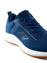 Championes Umbro modelo Volten para hombre, de color negro con suela blanca y el logo de la marca en el lateral.