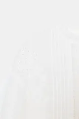 Camisa negra de manga larga con cuello redondo. Presenta detalles de entredós y jaretas verticales en el delantero, y cierre de botones en la espalda.