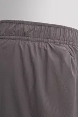 Short de running confeccionado en tejido técnico ligero y elástico con estructura. Cuenta con forro interior, cintura elástica ajustable con cordón, bolsillo trasero con cierre oculto, bolsillos laterales multifunción y aberturas laterales en las perneras.