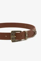 Cinturón estilo boho de cuero marrón con hebilla metálica grande y pasador decorados con grabados ornamentales estilo western.