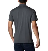 Polo de manga corta Columbia, confeccionado en tejido técnico hidroabsorbente con tecnología Omni-Wick y protección solar Omni-Shade. Presenta cuello clásico con cierre de tres botones y logo de la marca estampado en el pecho.