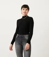 Blusa de punto acanalado con cuello alto y mangas largas, confeccionada en una mezcla de viscosa y poliamida. Presenta un diseño ajustado al cuerpo y textura acanalada.