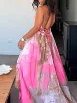 Vestido largo verde con diseño estampado tipo tie-dye y detalles dorados, de corte fluido, un solo hombro y diseño amplio.