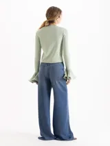 Jeans wide leg de tiro medio en tono azul medio con acabado lavado. Confeccionados en un blend de lyocell, rayón y poliéster.