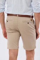 Bermuda clásica azul marino confeccionada en gabardina liviana de algodón con elastano, de corte recto y diseño liso.