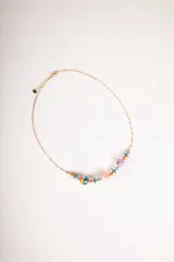 Collar corto con cadena dorada y cuentas de cristal de colores.