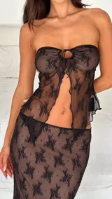 Top strapless negro de encaje con abertura frontal y lazo en el centro del busto.