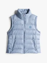 Chaleco acolchado celeste con cuello alto, cierre frontal con cremallera, dos bolsillos laterales con cremallera y logo de la marca en el pecho. Tiene mangas de tejido de punto. Repele el agua y tiene relleno de plumón.