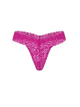 Tanga de encaje color fucsia, de tiro bajo, con diseño sin cobertura trasera y ribete festoneado.