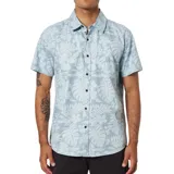 Camisa celeste con estampado de hojas y flores blancas, de manga corta y corte recto.