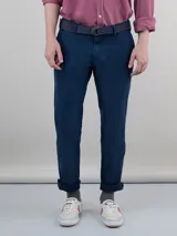 Pantalón chino de hombre color azul marino, de corte slim fit, confeccionado en gabardina de algodón, con bolsillos laterales y traseros, y cierre frontal de cremallera y botón.