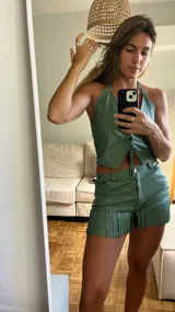 Short verde con flecos en el ruedo, tiro alto y corte ajustado.