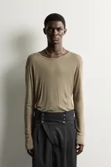 Camiseta relaxed fit de manga larga y cuello redondo amplio, confeccionada en tejido ligero color marrón con mezcla de lyocell y lana.