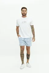 Short de baño con estampado floral en tonos celestes y blancos, con cintura elástica y cordón ajustable. Cuenta con bolsillos laterales y un bolsillo trasero.