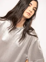 Remera blanca oversized de tela elastizada con tajos laterales y escote redondo.