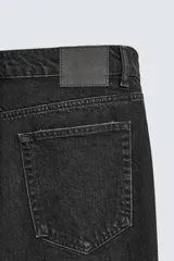 Jeans de corte recto y tiro medio, confeccionados en denim de algodón rígido con efecto lavado. Presentan diseño de cinco bolsillos y cierre frontal con botones.