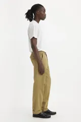 Pantalón chino color beige, de corte recto y tiro medio.