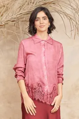 Camisa de seda color rosado con cuello clásico, abotonada al frente, mangas largas con puños abotonados y terminación inferior con encaje floral.