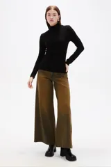 Polera de viscosa color negro, de corte ajustado al cuerpo, con cuello alto y mangas largas.