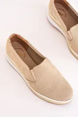 Slip-on deportivos color plateado con textura de cuero de cocodrilo.