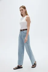 Pantalón jean de tiro alto, corte recto y color negro con efecto acid wash. Presenta bolsillos cargo laterales y bolsillos delanteros clásicos.