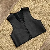 Chaleco de cuero negro con diseño artesanal, caracterizado por sus bordes rematados con tientos pasados a mano en todo su contorno.