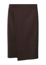 Falda midi cruzada color negro, de tiro alto y con tajo frontal.