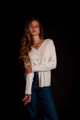 Blusa de morley elastizado color blanco, con escote en V y botones dorados.