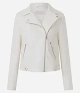Campera estilo biker confeccionada en poliuretano color blanco, con cierre frontal de cremallera, solapas con botones a presión y bolsillos laterales con cierre.