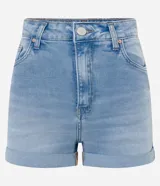 Short de jean celeste, corte hotpants, de cintura alta, con bolsillos delanteros y traseros, cierre con botón y cremallera, y ruedo doblado.
