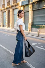 Pantalón de jean azul de tiro alto, corte recto y pierna ancha.