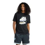 Remera negra de algodón con cuello redondo y mangas cortas. Estampado frontal con diseño de zapatillas New Balance en un centro de fitness.