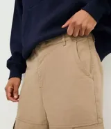Pantalón masculino de corte baggy relaxed, confeccionado en sarga de algodón. Presenta cintura con trabillas, cierre tradicional y bolsillos laterales tipo cargo.