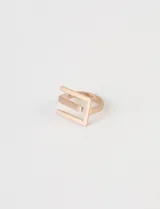 Anillo dorado con diseño geométrico cuadrado.