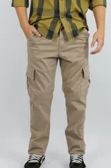 Pantalón cargo color caqui de gabardina, con bolsillos laterales y corte recto.