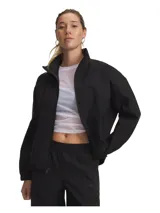 Campera deportiva Under Armour de cierre completo, confeccionada en tejido técnico elástico con tecnología UA Storm que repele el agua. Presenta cuello alto, hombros caídos, bolsillos laterales con cierre y puños elásticos.
