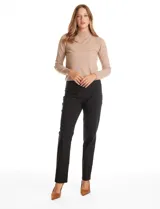 Pantalón de gabardina elastizada con pretina ancha elástica, bolsillos simulados en la parte delantera y bolsillos aplicados en la parte trasera.