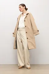 Pantalón sastrero de corte recto y tiro medio, en color beige claro, con presillas para cinto y bolsillos funcionales.