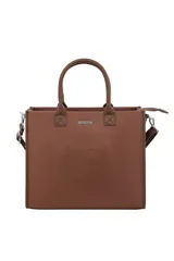 Cartera tipo tote de cuero sintético marrón, con doble asa de mano, correa ajustable y desmontable, y detalles de estampado en relieve con forma de corazón y la inscripción "Oreiro Love".