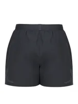 Short de entrenamiento Under Armour, color negro, con diseño ligero y duradero. Cuenta con cintura elástica con cordón interno, bolsillos laterales abiertos, un bolsillo lateral con cremallera invisible y aberturas en el bajo para mayor movilidad.