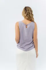 Musculosa amarilla pastel con escote redondo y detalle de lágrima en la espalda.