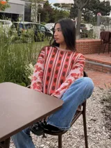 Sweater oversize de tejido de punto de algodón y lurex, con diseño estampado que combina flores, rayas verticales y lunares, cuello redondo y mangas largas.
