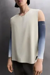 Musculosa de entrenamiento de corte regular, confeccionada en tejido técnico ligero con microperforaciones para mayor transpirabilidad. Presenta cuello redondo, sisas amplias y aberturas laterales en el bajo. Incluye detalles termofijados y logo de la línea Zara Athleticz.