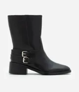 Bota de caña corta color negro, de PU (cuero sintético), con taco bloque bajo, punta levemente redondeada y dos tiras con hebillas metálicas en el lateral.