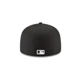 Gorro New Era 59Fifty negro con logo bordado de los Boston Red Sox en blanco.
