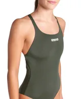 Malla enteriza de natación marca Arena, color verde militar, con tirantes cruzados en la espalda y logo de la marca estampado en el pecho en color blanco.